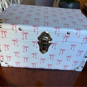 White and pink coquette bow trunk
